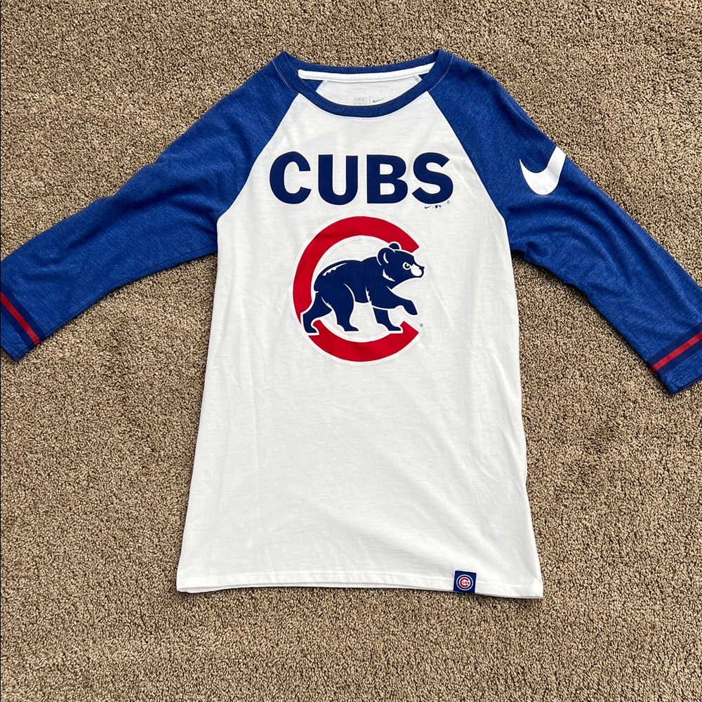 Nike Cubs Blue and White Raglan Shirt. Size Small